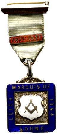 Distintivo-badge massoneria inglese con smalti con iscrizione. LEICH MARQUIS OF ...