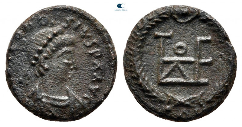 Theodosius II AD 402-450. Constantinople
Nummus Æ

12 mm, 1,29 g

D N THEOD...