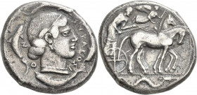 Sizilien: Syrakus, AR Tetradrachme 460/450 v. Chr. Quadriga nach rechts, darüber fliegt Nike, im Abschnitt Ketos nach rechts schwimmend. / Arethusakop...