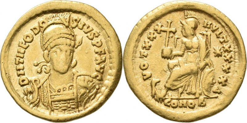 Theodosius II. (402 - 450): Solidus (Gold), Constantinopel, 4 Offizin. Behelmte ...
