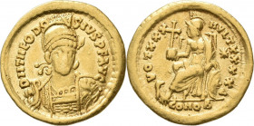 Theodosius II. (402 - 450): Solidus (Gold), Constantinopel, 4 Offizin. Behelmte Büste, D N THEODO SIVS P F AVG / Constantinopolis mit Kreuzglobus nach...