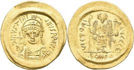 Iustinianus I. (527 - 565): Solidus, Konstantinopel / Constantinople. Panzerbüste mit Helm, Perlendiadem und Kreuzglobus D N IVSTINI-ANVS PP AVC / Vic...