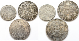 Marokko: Kleines Lot 3 Münzen, dabei 2½ und 5 Dirham AH 1299 (1881) und 5 Dirhams AH 1317 (1899). KM# Y6, Y7 und Y12. Um vorzüglich.
 [differenzbeste...