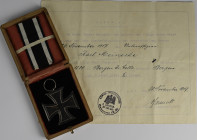 Orden & Ehrenzeichen: Erster Weltkrieg: Eisernes Kreuz II. Klasse in Schmucketui aus Holz mit zugehöriger Verleihungsurkunde vom 30.11.1917.
 [differ...
