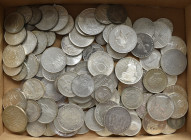 Alle Welt: Schöne Sammlung mit über 1,5 kg an Silbermünzen aus aller Welt. Dabei z.B. GR 5 Drachmen 1901, Ungarn, Schweden, Türkei, Polen, Finnland, L...