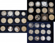 Alle Welt: Lot 36 Silbermünzen aus aller Welt, überwiegend Unzengröße, Fußball- und Tiermotive, dabei Peru, Ethiopia, Fiji, Falkland Inseln, Mauritius...