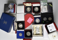 Alle Welt: Interessantes Lot mit Silbermünzen aus aller Welt. Dabei einige seltene und gesuchte Ausgaben wie Niue 2$ Faberge Ei, Zeus, Belarus mit 20 ...