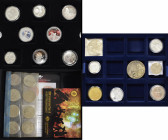Alle Welt: Internationales Jahr der Astronomie / Forschung und Raumfahrt. Eine edle Kassette mit 28 Münzen, KMS und Medaillen, viele aus Silber.
 [di...