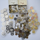 Alle Welt: Kleine Schachtel mit diversen Silbermünzen und Medaillen (über ½kg Brutto), knapp 1kg Weltmünzen (Kiloware), dabei auch CHF und ATS bereits...