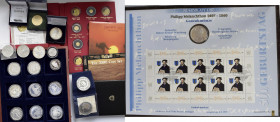 Alle Welt: Kleines Lot diverser Münzen und Medaillen, dabei: 9 Silbermünzen der Serie Endangered World Wildlife aus den Cook Islands, dabei auch 10 Yu...
