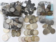 Alle Welt: Kleine Sammlung diverse Münzen, dabei: 5 DM, 10 DM, 10 Euro Münzen, 60 DM in Kleinmünzen, bisschen ATS und Schillinge, paar Silbermünzen un...