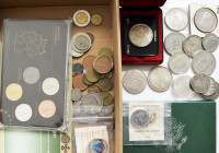 Alle Welt: Kleiner Nachlass mit diversen Münzen aus aller Welt, dabei auch Silbermünzen aus Kanada, Kaiserreich, BRD sowie 10 Francs 1982 Grace Kelly....
