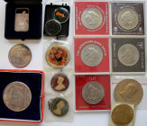 Alle Welt: Kleines Lot Münzen und Medaillen, dabei: 1 OZ Eagle, 20g Silberbarren mit einem Falken, Crown Münzen, emaillierte Münzen, div. Medaillen, d...