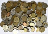 Südamerika: Lot von circa 200 Kursmünzen aus Südamerika, meist 20. Jahrhundert, bitte eingehend besichtigen.
 [differenzbesteuert]