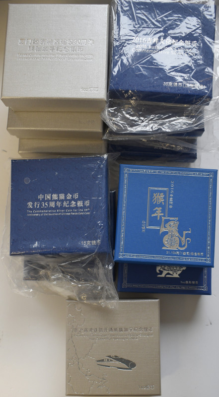 China - Volksrepublik: Lot 11 x diverse Silber Gedenkmünzen aus China in edlen E...