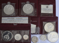Albanien: Lot 9 Münzen, dabei: Set mit 5, 10 und 25 Leke 1968 (500 Jahre Unabhängigkeit) in Gesamttasche (Defekt), 3 x 25 Leke 1970 Tänzer (KM# 52.3) ...