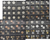 Deutschland: Ein Münzkoffer mit über 300 diversen Münzen. Dabei ein Tableau mit 19 Silbermünzen (überwiegend Kaiserreich/ Drittes Reich) sowie weitere...