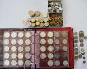 Bundesrepublik Deutschland 1948-2001: Ein Album mit diversen Münzen der BRD, überwiegend 5er und 10er, dabei noch eine Tüte mit 2 Euro Gedenkmünzen au...