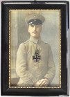 Varia, Sonstiges: Handkoloriertes Portrait im Rahmen (45,5 x 32,5) mit innen angebrachtem original EK II. Klasse 1914 - Feldartillerie - Rgt. König Ka...