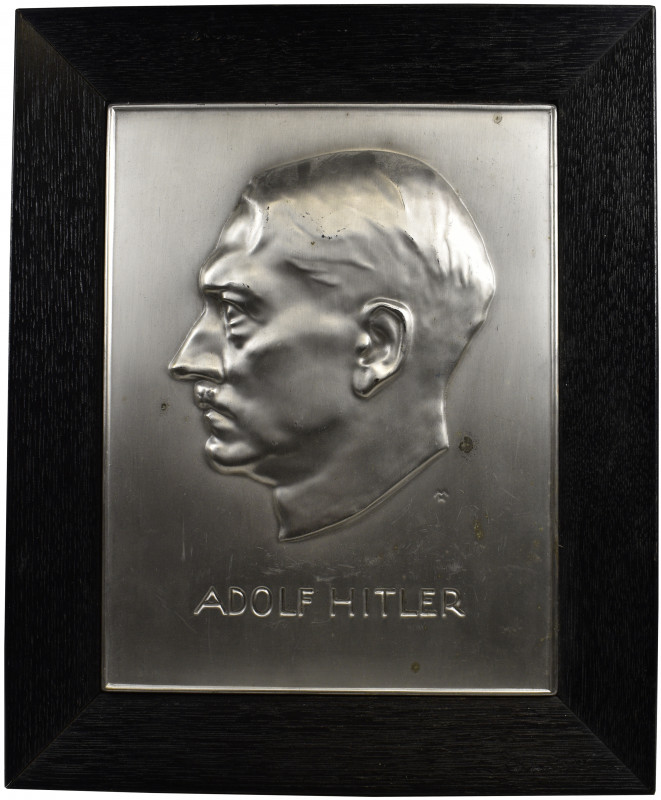 Varia, Sonstiges: Metallplakette 255 x 200 mm, mit Portrait von Adolf Hitler von...