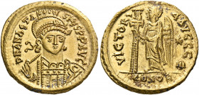 Anastasius I, 491-518. Solidus (Gold, 20 mm, 4.48 g, 5 h), Constantinople, E = 5th officina, 507-518. D N ANASTA-SIVS P P AVG Helmeted and cuirassed b...