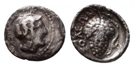 Cilicia. Soloi 410-375 BC.Obol AR

Helmeted head of Athena right / Grape bunch on vine.

SNG Aulock 5872.

Condition: Very Fine

Weight: 0.7 g...
