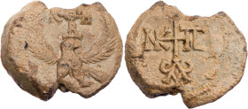 Konstantinos, Hypatos, um 675-725. Bleisiegel Vs.: Adler steht mit ausgebreiteten Flügeln v. v., Kopf n. r., oben Kreuzmonogramm, Rs.: Kreuzmonogramm ...