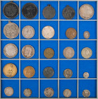 Lot Sammlungsrest, darunter gehenkelter Taler Mansfeld von 1577, Kleinmünzen aus Nürnberg, RDR, Vereinstaler Preussen 1862, ovale Silbermedaille 1888 ...