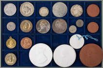 MEDAILLENLOTS
 Lot Medaillen auf Martin Luther sowie Reformationsjubiläen aus Silber, unedlen Metallen und Meißner Porzellan. 20 Stück ss, vz