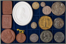MEDAILLENLOTS
 Lot Medaillen und Klischees aus verschiedenen Materialien (Silber, unedle Metalle, Porzellan) auf verschiedene Anlässe, teils mit reli...