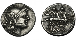 REPÚBLICA ROMANA. Anónimo. Roma (211-210 a.C.). A/ Letra V. R/ Dióscuros a der.; debajo M. AR 2,03 g. 15 mm. CRAW-85.1a. Raya en anv. MBC+.