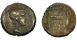 REPÚBLICA ROMANA. LIVINEIA. Denario. Roma (42 a.C.). A/ Cabeza a der.; L REGVLVS. R/ Silla curul ante dos fasces; REGVLVS/ P PRAEF VR. AR . CRAW-494.3...