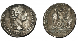 PERIODO DE JULIO CÉSAR A AUGUSTO. AUGUSTO. Denario. Lugdunum (2 a.C.-4 d.C.). R/ Cayo y Lucio, encima símpulo a izq. hacia la der. y lituus a der. hac...