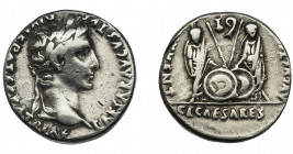 PERIODO DE JULIO CÉSAR A AUGUSTO. AUGUSTO. Denario. Lugdunum (2 a.C.-4 d.C.). R/ Cayo y Lucio; símpulo a izq. hacia la der. y lítuus a der. hacia la i...