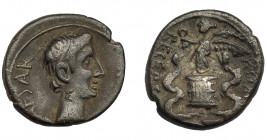 PERIODO DE JULIO CÉSAR A AUGUSTO. AUGUSTO. Quinario. Ceca móvil (29-27 a.C.). R/ Victoria sobre cista mística flanqueada por serpientes, (ASIA) RECEPT...