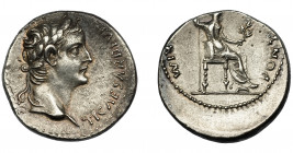 IMPERIO ROMANO. TIBERIO. Denario. Lugdunum (14-37 d.C.). R/ Livia entronizada a der., patas decoradas y sobre línea; PONTIF MAXIM. AR 3,71 g. 18,3 mm....