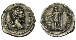 IMPERIO ROMANO. SEPTIMIO SEVERO. Denario. Roma (200-201). R/ El emperador a izq. con pátera sobre altar; RESTITVTOR VRBIS. Ar 3,47 g. 19,1 mm. RIC-167...