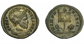 IMPERIO ROMANO. CONSTANTINO I. Follis. Ticinum (319-320). R/ Dos cautivos, en medio estandarte con ley. VOT/XX. Exergo ST. AE 2,56 g. 20,1 mm. RIC-114...