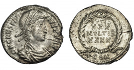 IMPERIO ROMANO. CONSTANCIO II. Silicua. Arelate (353-355). R/ Láurea rodeando la ley. VOTIS/XXX/MVLTIS/XXXX, exergo TCON. AR 2,74 g. 19,8 mm. RIC-207....