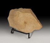PREHISTORIA. Período Achelense. Bifaz (200.000 a.C.). Cuarcita. Altura 14,0 cm. No incluye soporte.