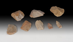 PREHISTORIA. Período Musteriense. Lote de 8 útiles líticos (80.000 a.C.). Cuarcita y sílex. Altura 3,5-6,0 cm.