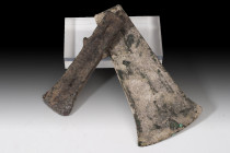 PREHISTORIA. Edad de Bronce. Lote de dos hachas, una de ellas de talón con dos anillas y la otra lisa (Finales II-I milenio a.C.). Bronce. Longitud 11...
