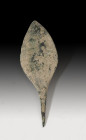 PREHISTORIA. Edad de Bronce. Punta de flecha de tipo Palmela (II-I milenio a.C.). Bronce. Longitud 7,0 cm.