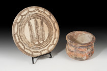 VALLE DEL INDO. Lote de dos objetos (III-II milenio a.C.). Cerámica. Plato con espigas centrales en el interior y vaso. Altura 1,5 y 7,5 cm. Diámetro ...