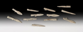 HISPANIA ANTIGUA. Fenicio-púnico. Lote de doce puntas de flecha (VII-V a.C.) Bronce. De doble filo y anzuelo. Longitud 4,0-5,7 cm.