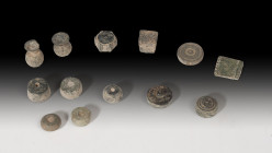 MUNDO ANTIGUO. Lote de trece ponderales de diferentes culturas y épocas. Bronce. Diámetro 1,5-2,1 cm.