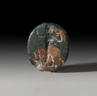 ROMA. Imperio Romano. Entalle (II-III d.C.). Jaspe negro. Figura antropomorfa de pie a derecha con brazos levantados. Altura 10 mm.