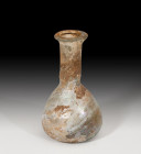 ROMA. Imperio Romano. Ungüentario con depósito troncocónico y cuello largo (I-II d.C.). Vidrio. Altura 13,3 cm. Presenta irisaciones y alteraciones cr...