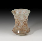 ROMA. Imperio Romano. Vaso cilíndrico (segunda mitad II-III d.C.). Vidrio. Altura 10,2 cm. Diámetro 7,8 cm.