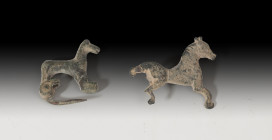 ROMA. Imperio Romano. Lote de dos fíbulas de caballo (I-III d.C.). Bronce. Longitud 2,1 y 3,1 cm.